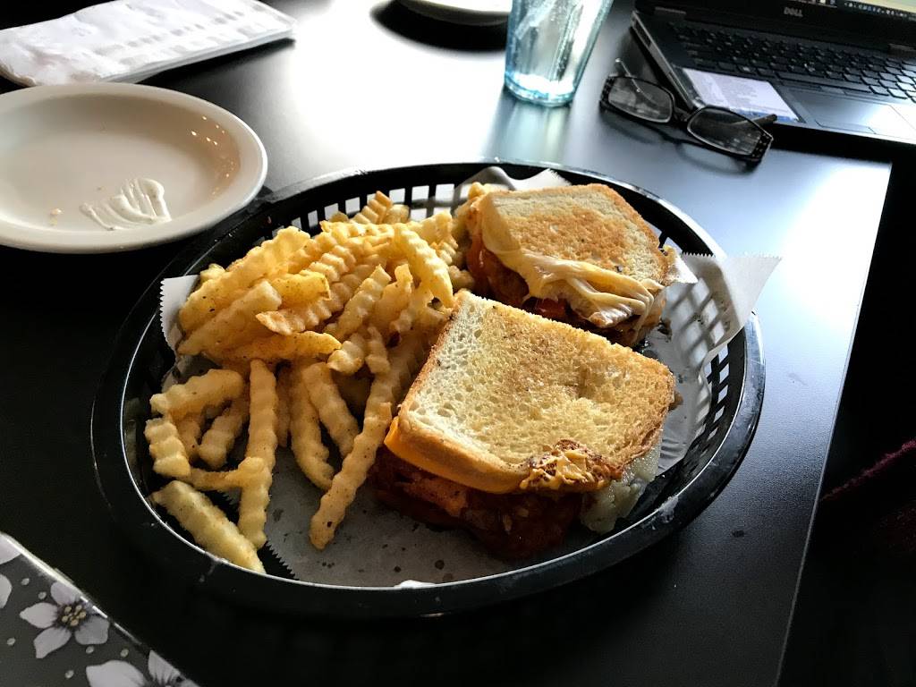 Brandons Pub & Grille | restaurant | 3008 7th Ave, Rock Island, IL 61201, USA | 3092837628 OR +1 309-283-7628