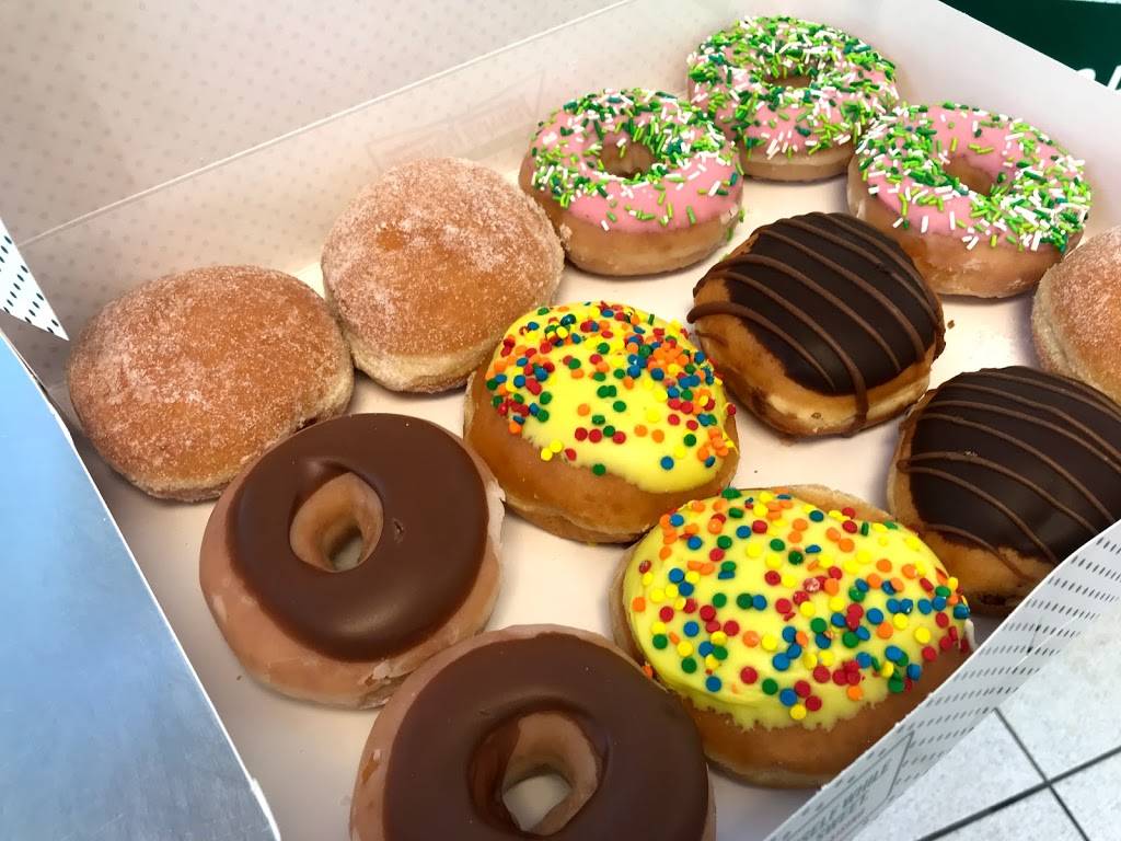 Krispy Kreme | bakery | 530 NE 167th St, North Miami Beach, FL 33162, USA | 3059496135 OR +1 305-949-6135