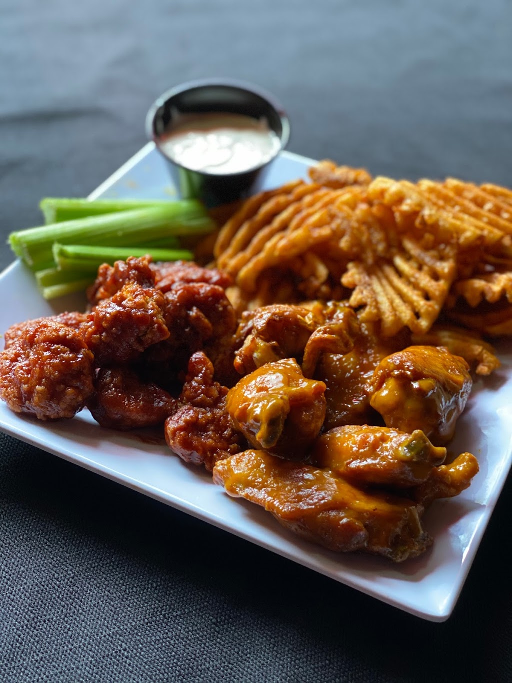Wings On State | restaurant | 603 State St, Madison, WI 53703, USA | 6082555544 OR +1 608-255-5544