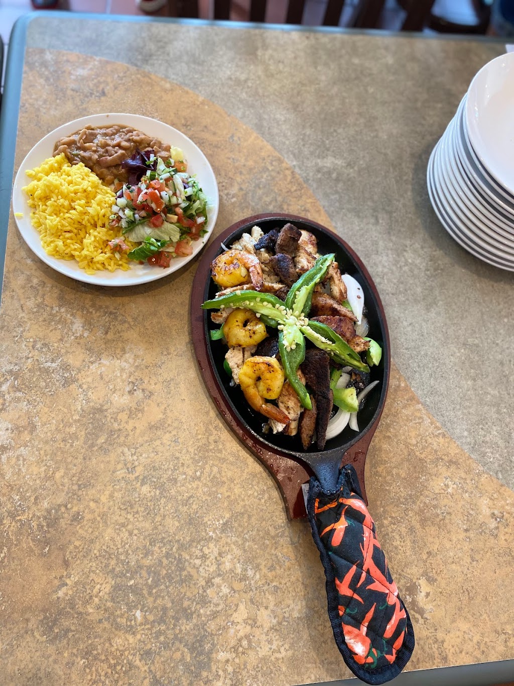 Guanaquitas 2 (El Salvadorean) | restaurant | 5107 Detroit Ave, Cleveland, OH 44102, USA | 2163312542 OR +1 216-331-2542