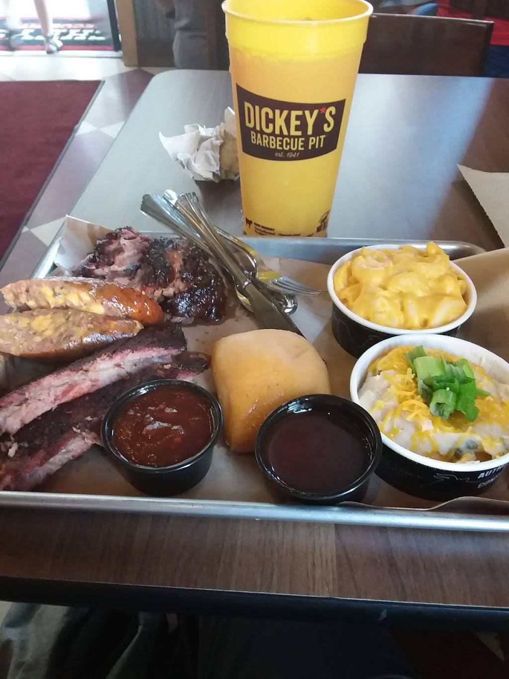 Dickeys Barbecue Pit | restaurant | 871 Gray Ave, Yuba City, CA 95991, USA | 5304910101 OR +1 530-491-0101