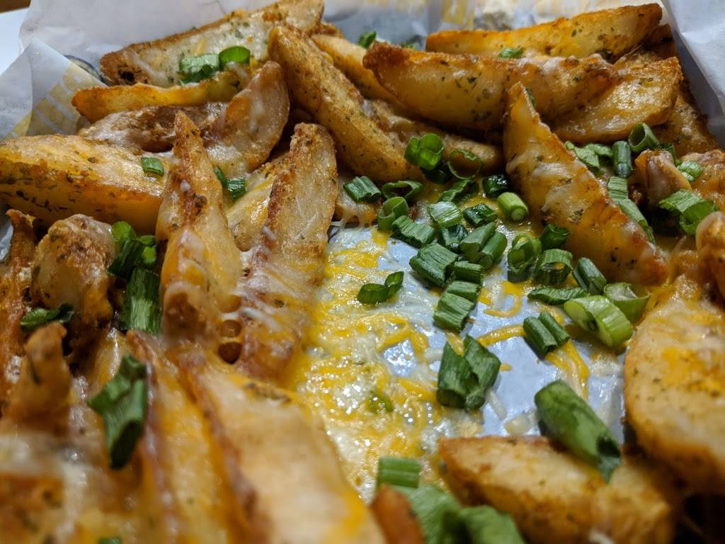 Buffalo Wild Wings | restaurant | 1832 N Clybourn Ave, Chicago, IL 60614, USA | 7738689453 OR +1 773-868-9453