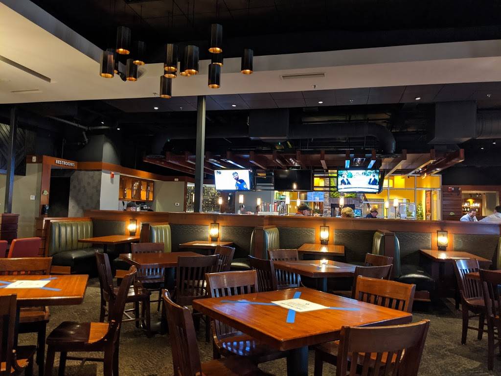 Houlihans | restaurant | 2431 N Glenstone Ave, Springfield, MO 65803, USA | 4178627777 OR +1 417-862-7777