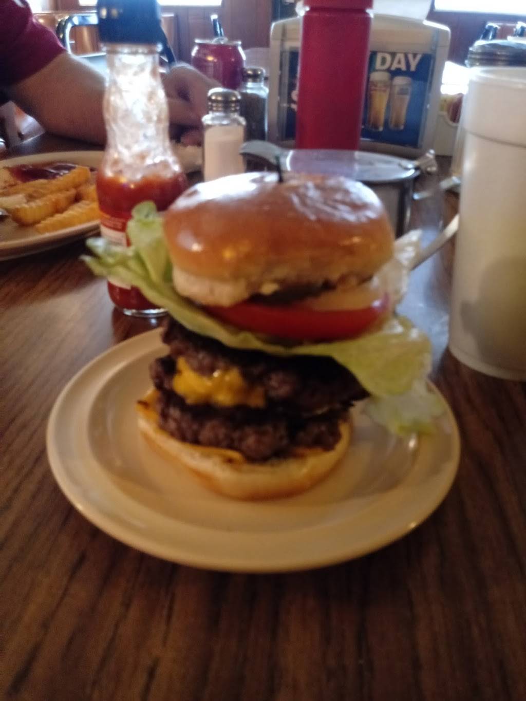 Vics Cafe | restaurant | 1839 E Market St, New Albany, IN 47150, USA | 8129444338 OR +1 812-944-4338