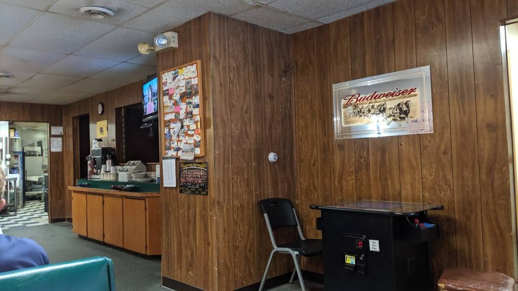 Baileys Pizza & Brstd Chicken | restaurant | 121 W Main St, State Center, IA 50247, USA | 6414832920 OR +1 641-483-2920