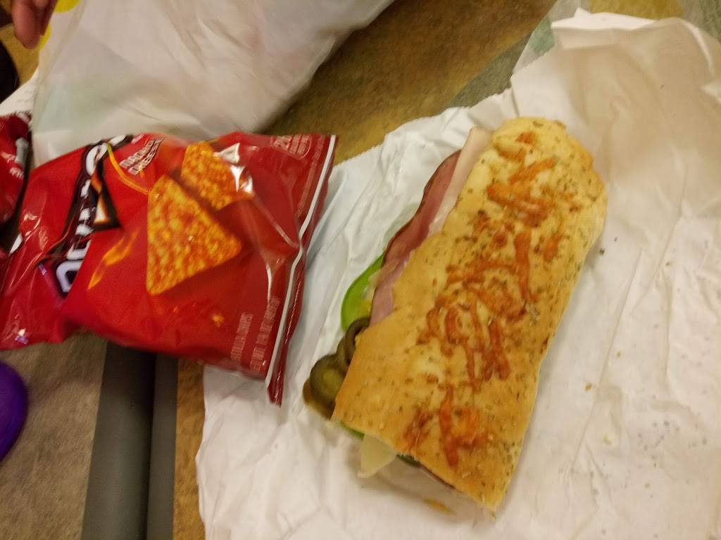 Subway | restaurant | 4487 Forest Park Ave, St. Louis, MO 63108, USA | 3146523200 OR +1 314-652-3200