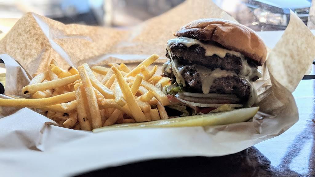 Beach Burgers And Brew | restaurant | 136 Main St, Seal Beach, CA 90740, USA | 5624302330 OR +1 562-430-2330