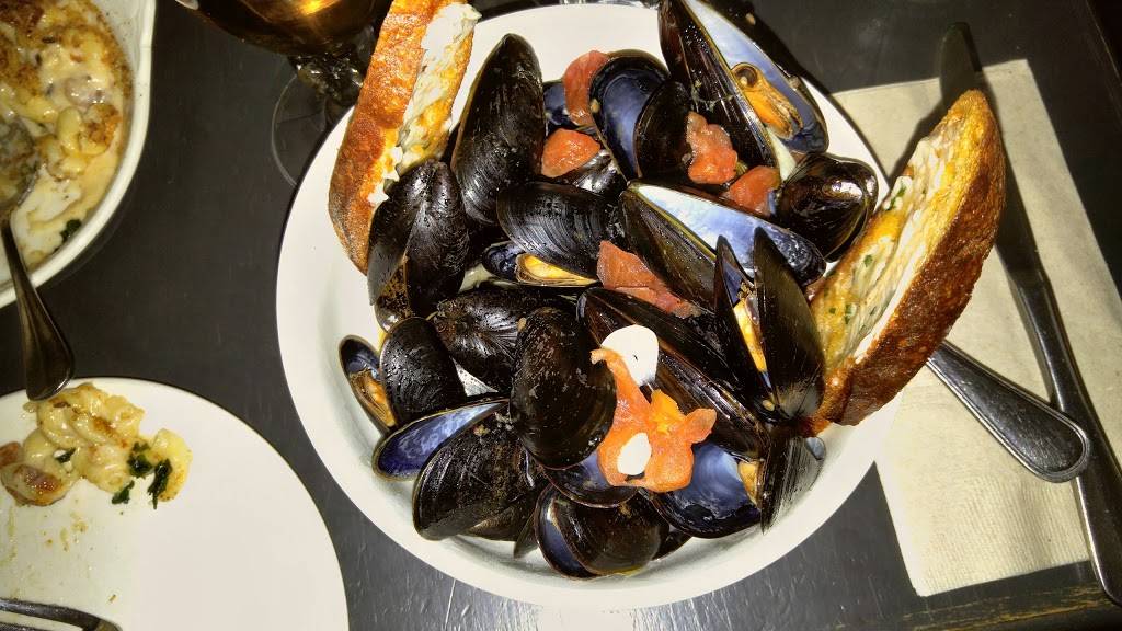 Hamiltons | restaurant | 2826 Fort Hamilton Pkwy, Brooklyn, NY 11218, USA | 7184380488 OR +1 718-438-0488