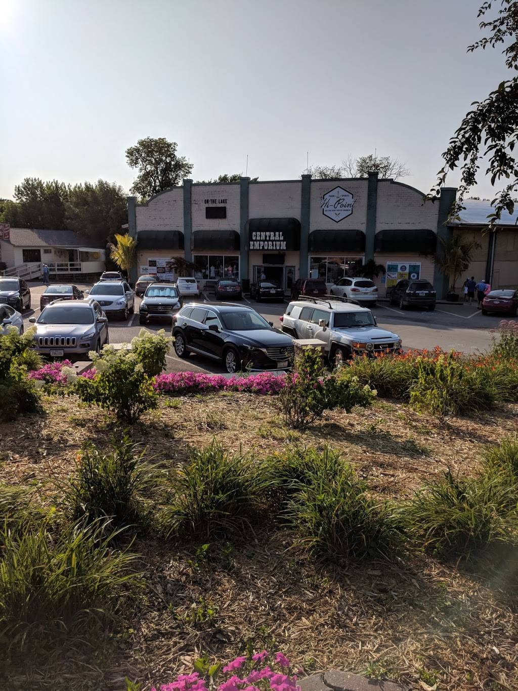 Captains Getaway | restaurant | 107 W Broadway St, Arnolds Park, IA 51331, USA | 7123327045 OR +1 712-332-7045