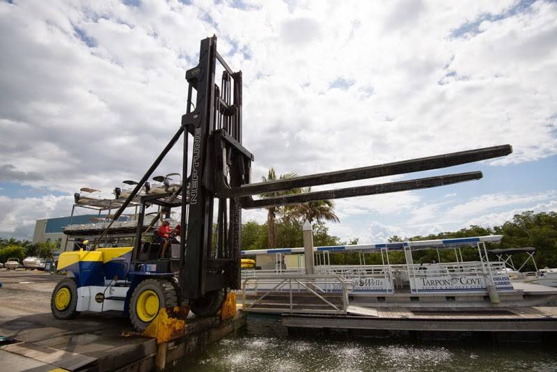 Salty Sams Waterfront Adventures | restaurant | 2500 Main St, Fort Myers Beach, FL 33931, USA | 2394637333 OR +1 239-463-7333