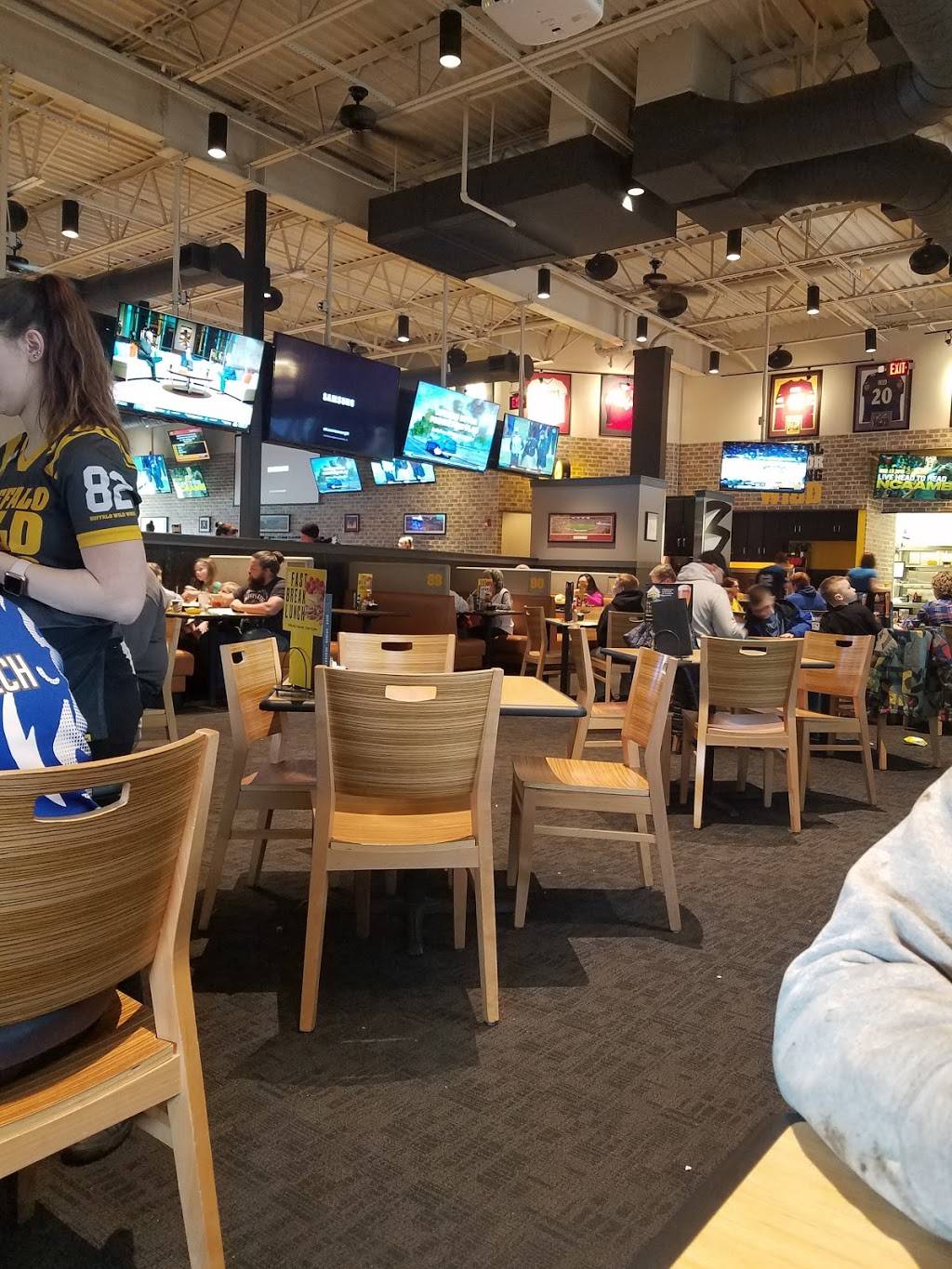 Buffalo Wild Wings | restaurant | 230 Railway Ln, Hagerstown, MD 21740, USA | 3017667250 OR +1 301-766-7250