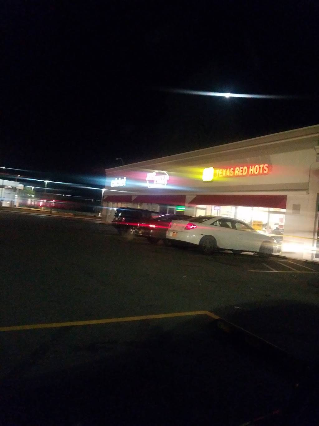 Louies Texas Red Hots | restaurant | 2350 Delaware Ave, Buffalo, NY 14213, USA | 7168776618 OR +1 716-877-6618