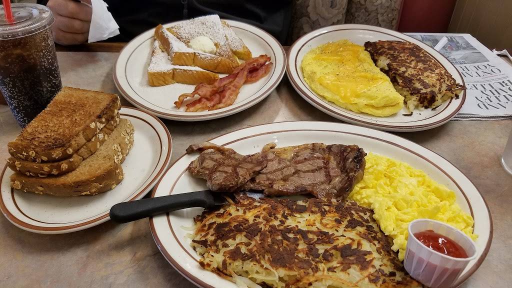 Toms Famous Burgers 12 | restaurant | 282 E Mission Blvd, Pomona, CA 91766, USA | 9096221107 OR +1 909-622-1107