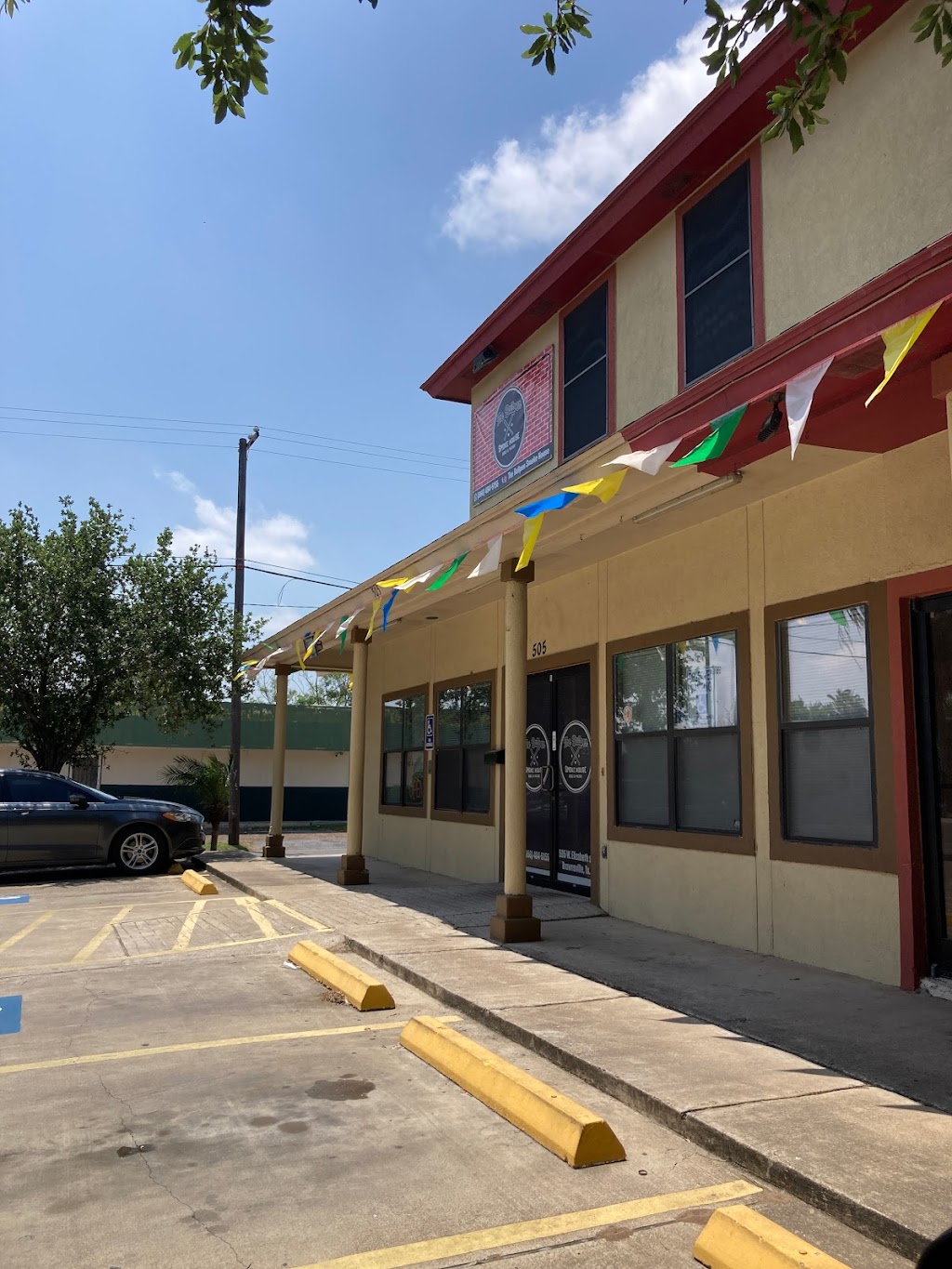 The Bullpen Smoke House | restaurant | 505 W Elizabeth St, Brownsville, TX 78520, USA | 9564845155 OR +1 956-484-5155