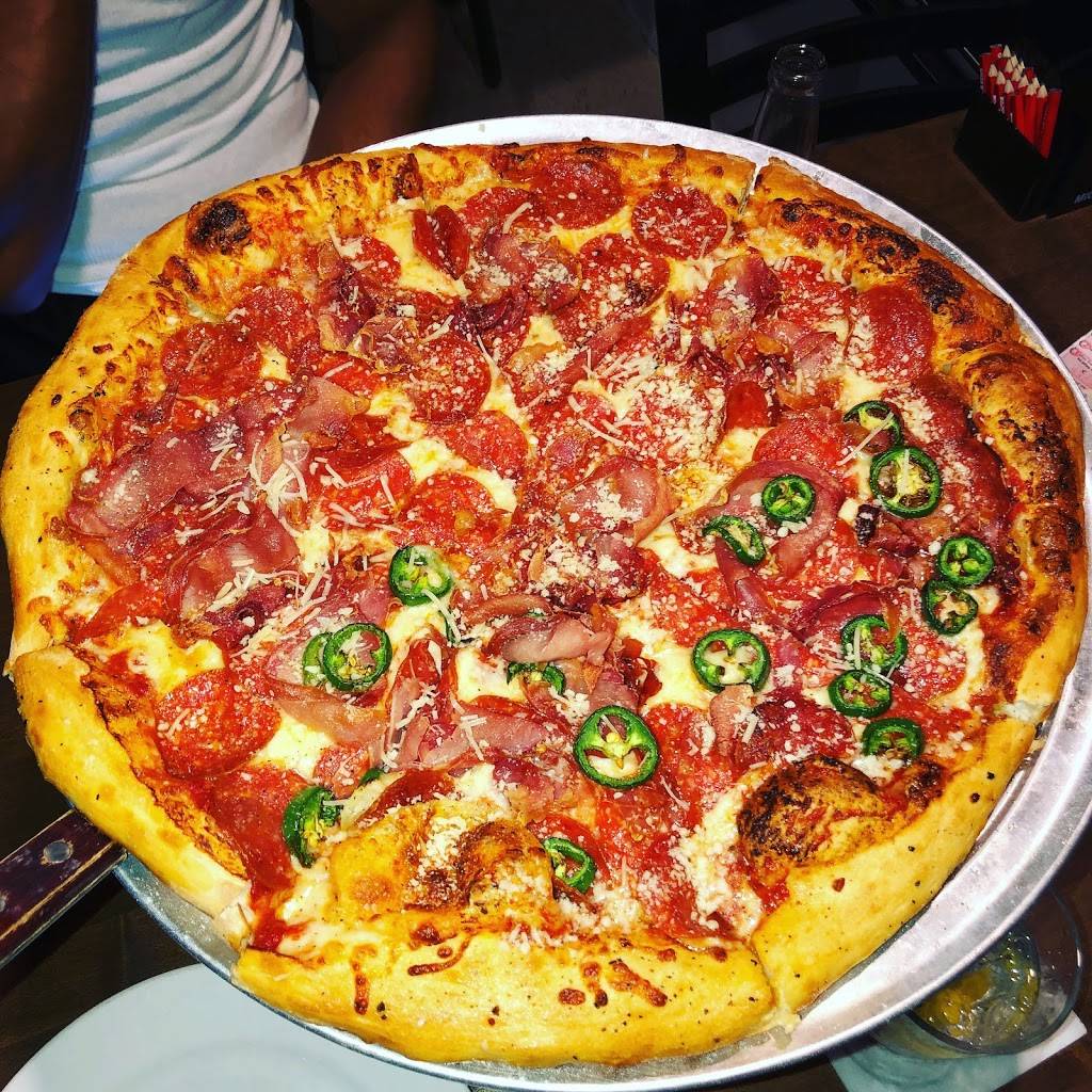 Hennesseys Pub + Kitchen | restaurant | 42012 Hayes Rd, Clinton Twp, MI 48038, USA | 5862860008 OR +1 586-286-0008