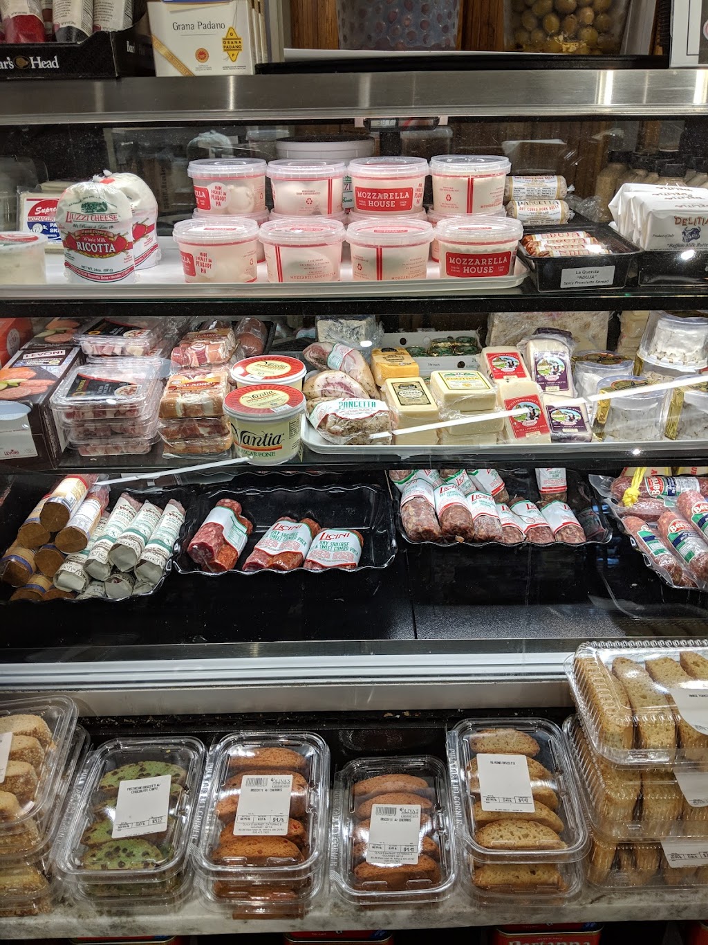 Olivas Market, Catering & Gourmet Gifts | restaurant | 83-85 E Main St, Milford, MA 01757, USA | 5084737920 OR +1 508-473-7920