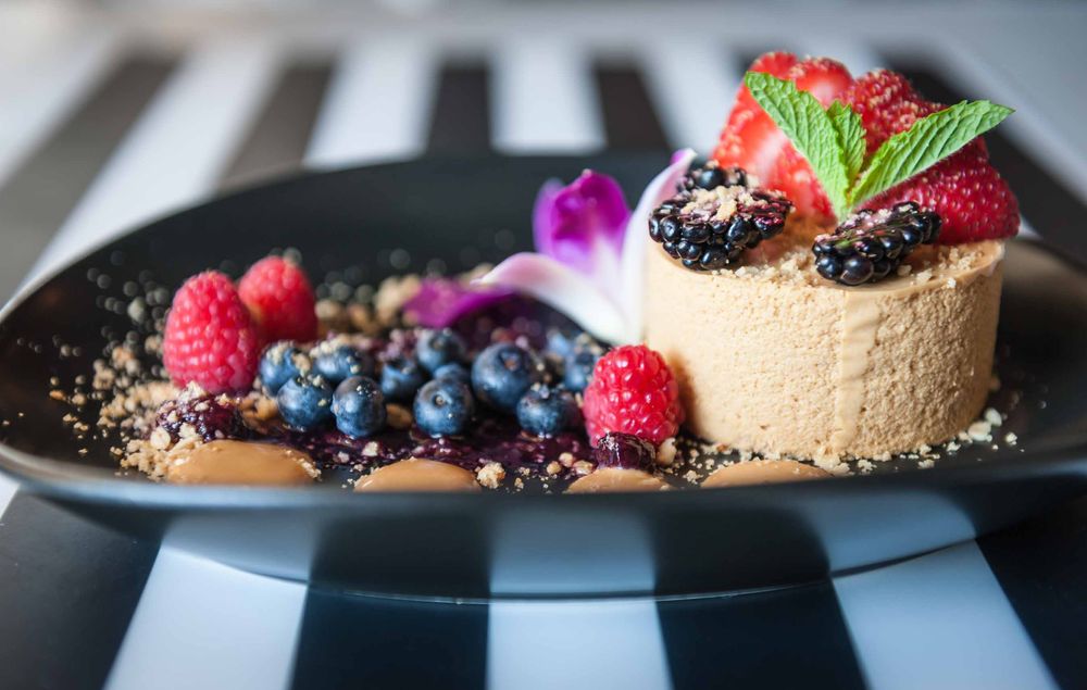 Lettuce & Tomato Gastrobar | restaurant | 17070 W Dixie Hwy, North Miami Beach, FL 33160, USA | 3057602260 OR +1 305-760-2260