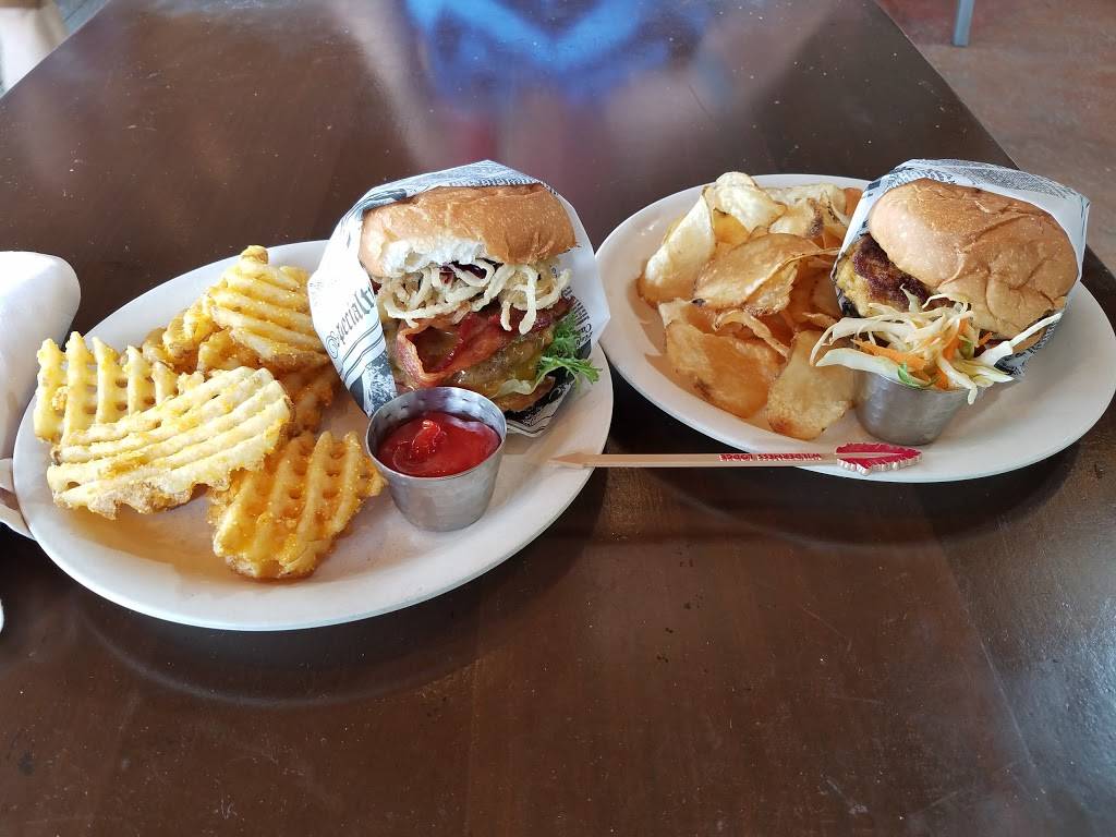 Geyser Point Bar & Grill | restaurant | 901 Timberline Dr, Lake Buena Vista, FL 32830, USA | 4079395277 OR +1 407-939-5277