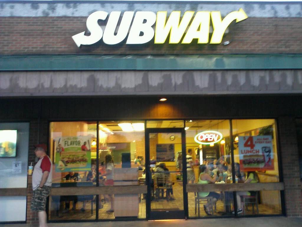 Subway | restaurant | Key Street Commons, 647 S Key St #H, Pilot Mountain, NC 27041, USA | 3363685010 OR +1 336-368-5010