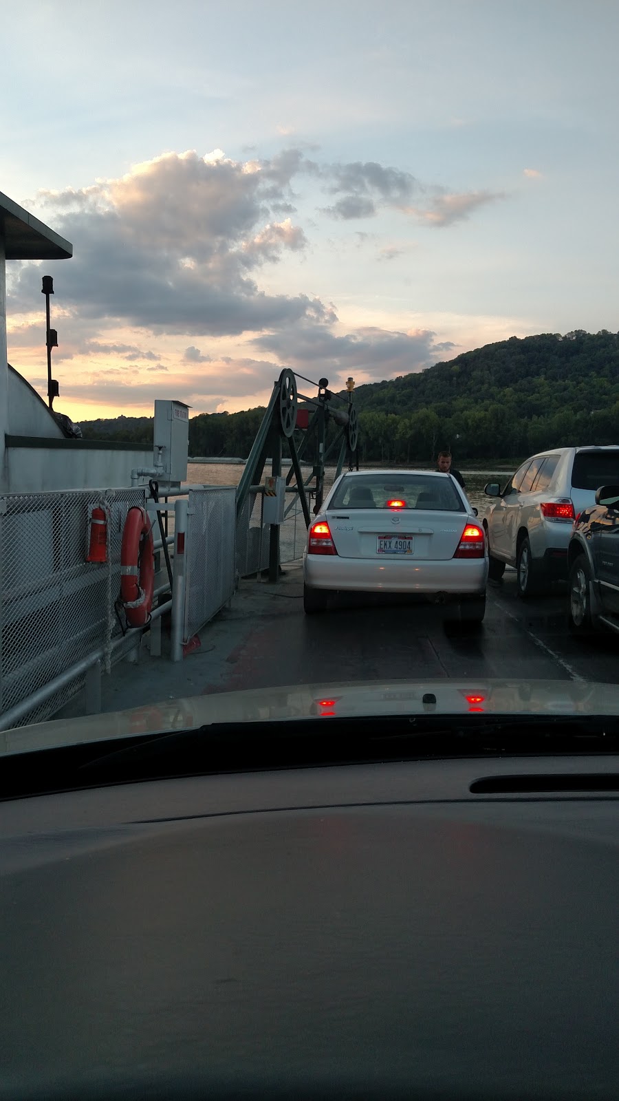 Drews River Saloon LLC | restaurant | 4333 River Rd, Cincinnati, OH 45204, USA | 5134511157 OR +1 513-451-1157