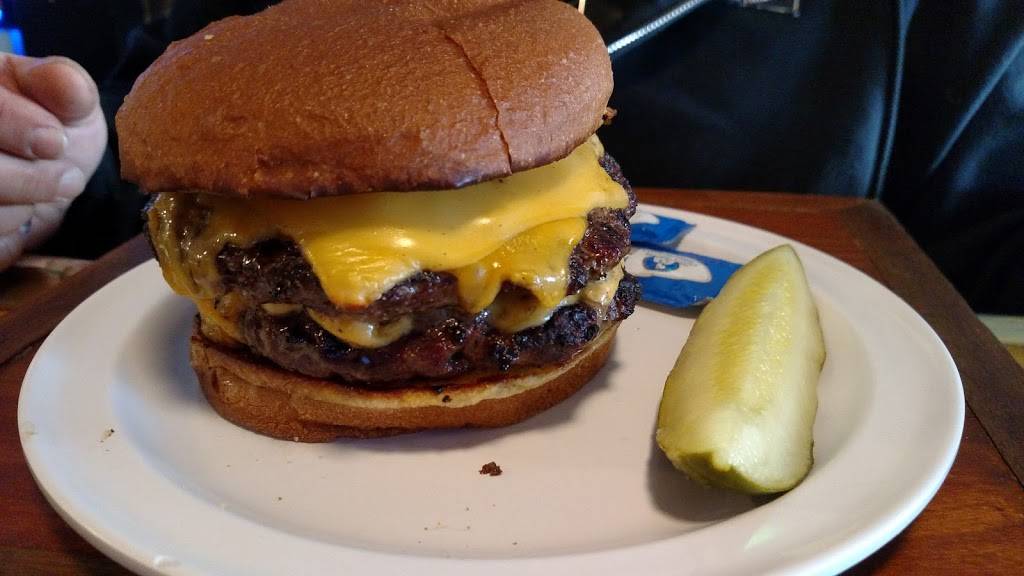 Slick Willys | restaurant | 2301 12th Ave, South Milwaukee, WI 53172, USA | 4147621974 OR +1 414-762-1974