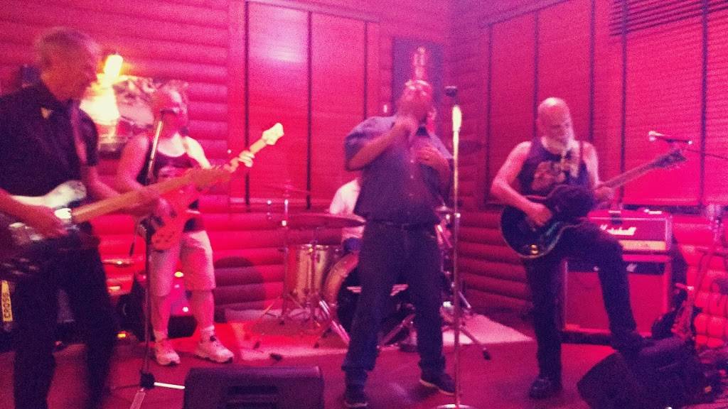 The Old Sequoia Lounge | restaurant | 5304 Gateway Center, Flint, MI 48507, USA | 8102338000 OR +1 810-233-8000