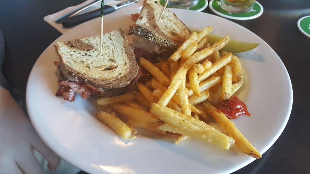 Corner Bar and Grill | restaurant | 1779 Tenth Line Rd, Orléans, ON K1E 3X2, Canada | 6134247305 OR +1 613-424-7305