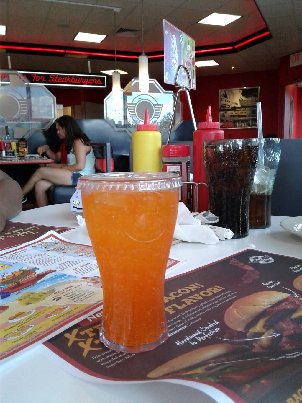 Steak n Shake | restaurant | 9401 Vista Way, Garfield Heights, OH 44125, USA | 2165875291 OR +1 216-587-5291