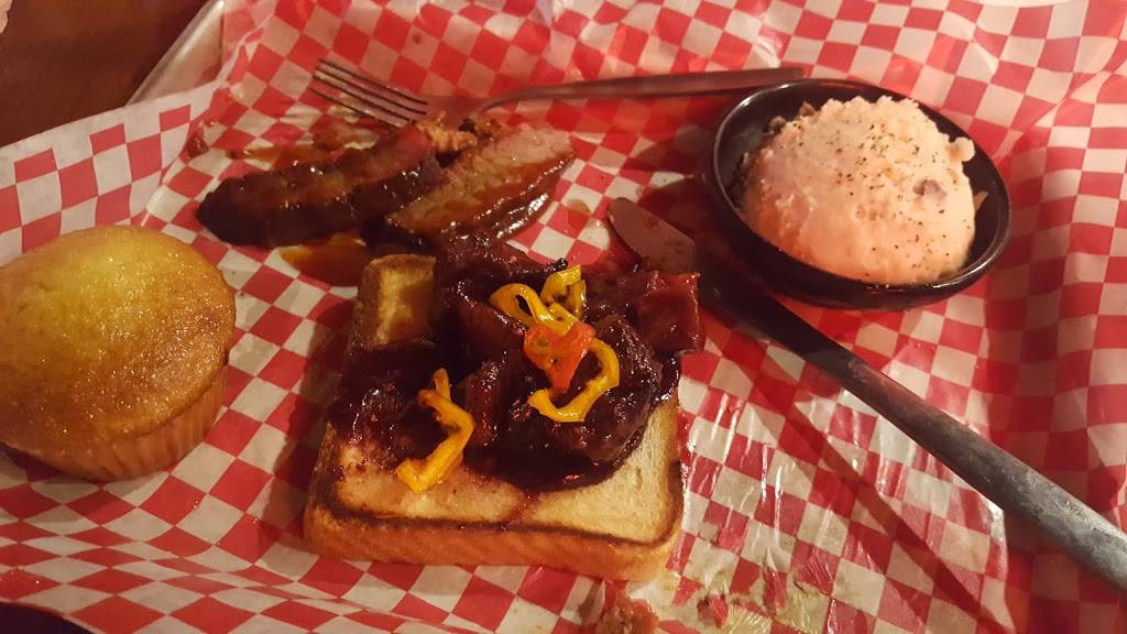 Famous Daves Bar-B-Que | restaurant | 1720 22nd St, West Des Moines, IA 50266, USA | 5152670800 OR +1 515-267-0800