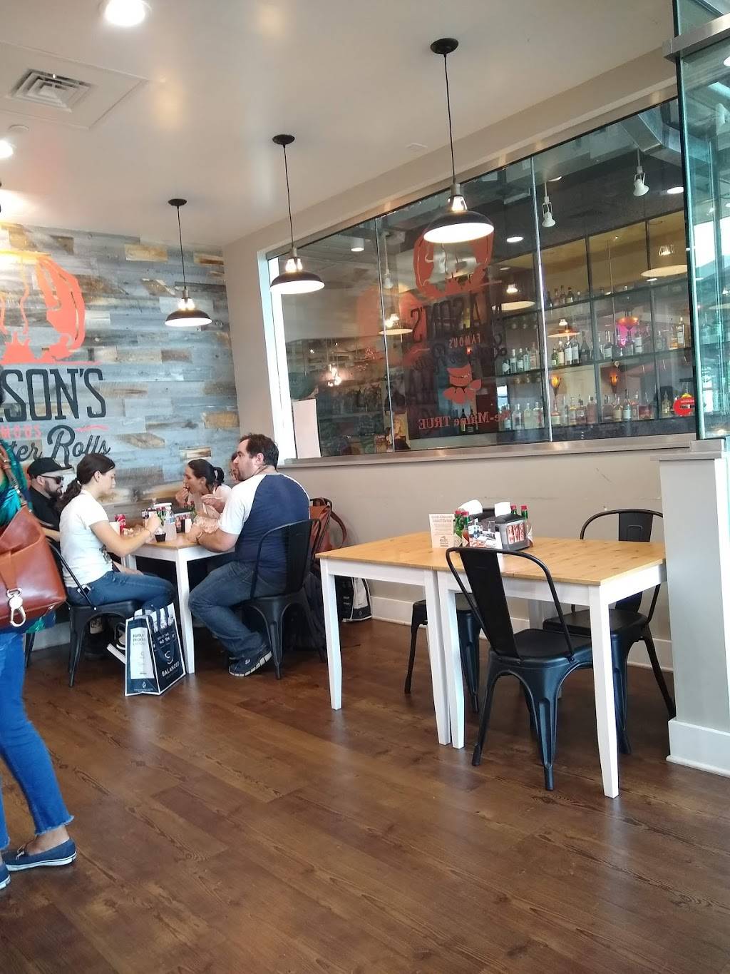 Masons Famous Lobster Rolls | restaurant | 201 E Pratt St, Baltimore, MD 21202, USA | 4434539664 OR +1 443-453-9664