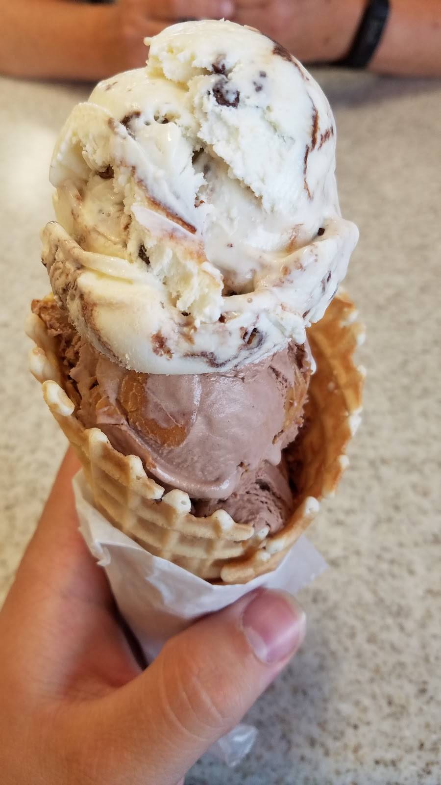 Oberweis Ice Cream and Dairy Store | restaurant | 5572 Grand Ave Suite 1, Gurnee, IL 60031, USA | 8474063000 OR +1 847-406-3000