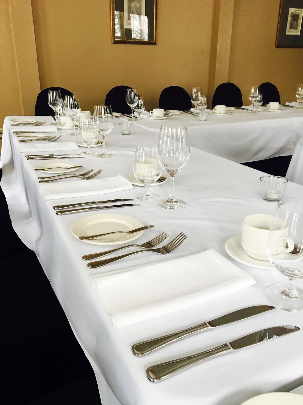 The Westover Inn | restaurant | 300 Thomas St, St. Marys, ON N4X 1B1, Canada | 5192842977 OR +1 519-284-2977