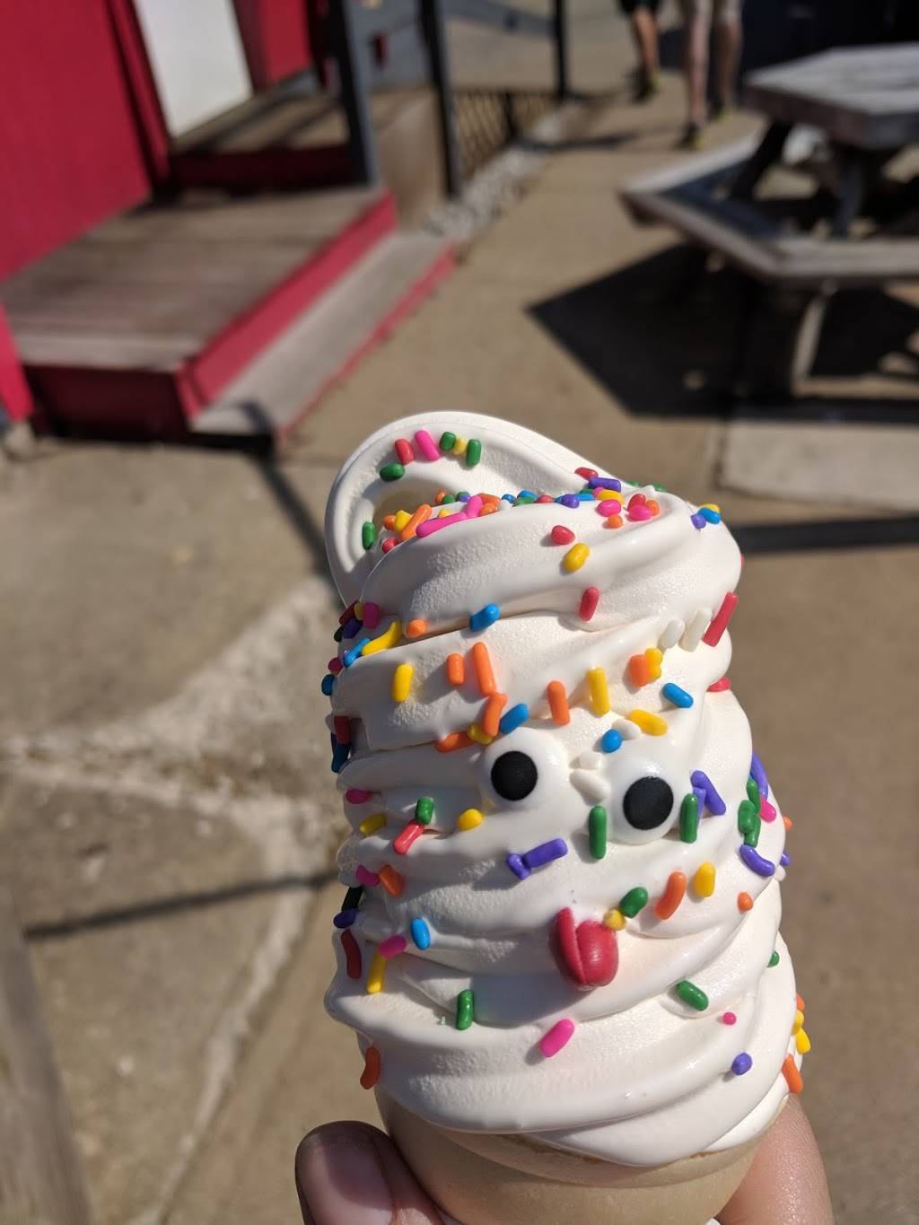 Martinsburg Dairy Isle | restaurant | 18 Market St, Martinsburg, OH 43037, USA | 7406682046 OR +1 740-668-2046