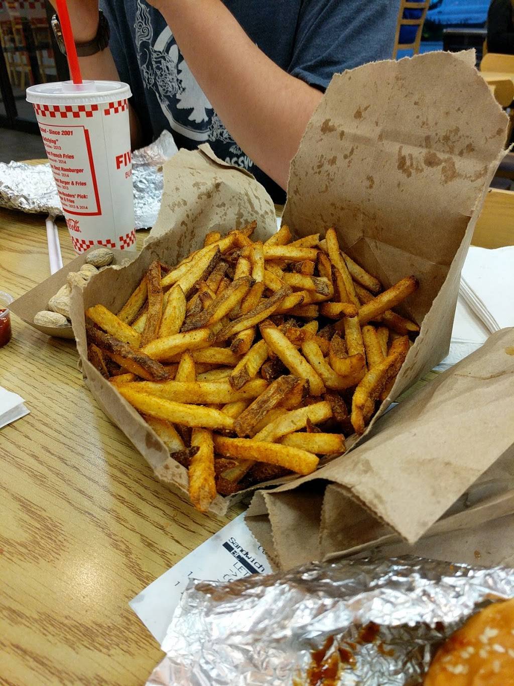 Five Guys | meal takeaway | 2601 W Lake Ave, Peoria, IL 61615, USA | 3096886040 OR +1 309-688-6040