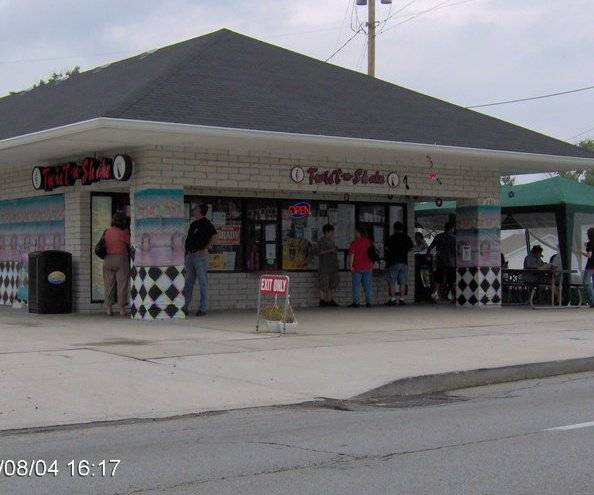 Twist-n-Shake | restaurant | 230 Cleveland St, Elyria, OH 44035, USA | 4403652550 OR +1 440-365-2550