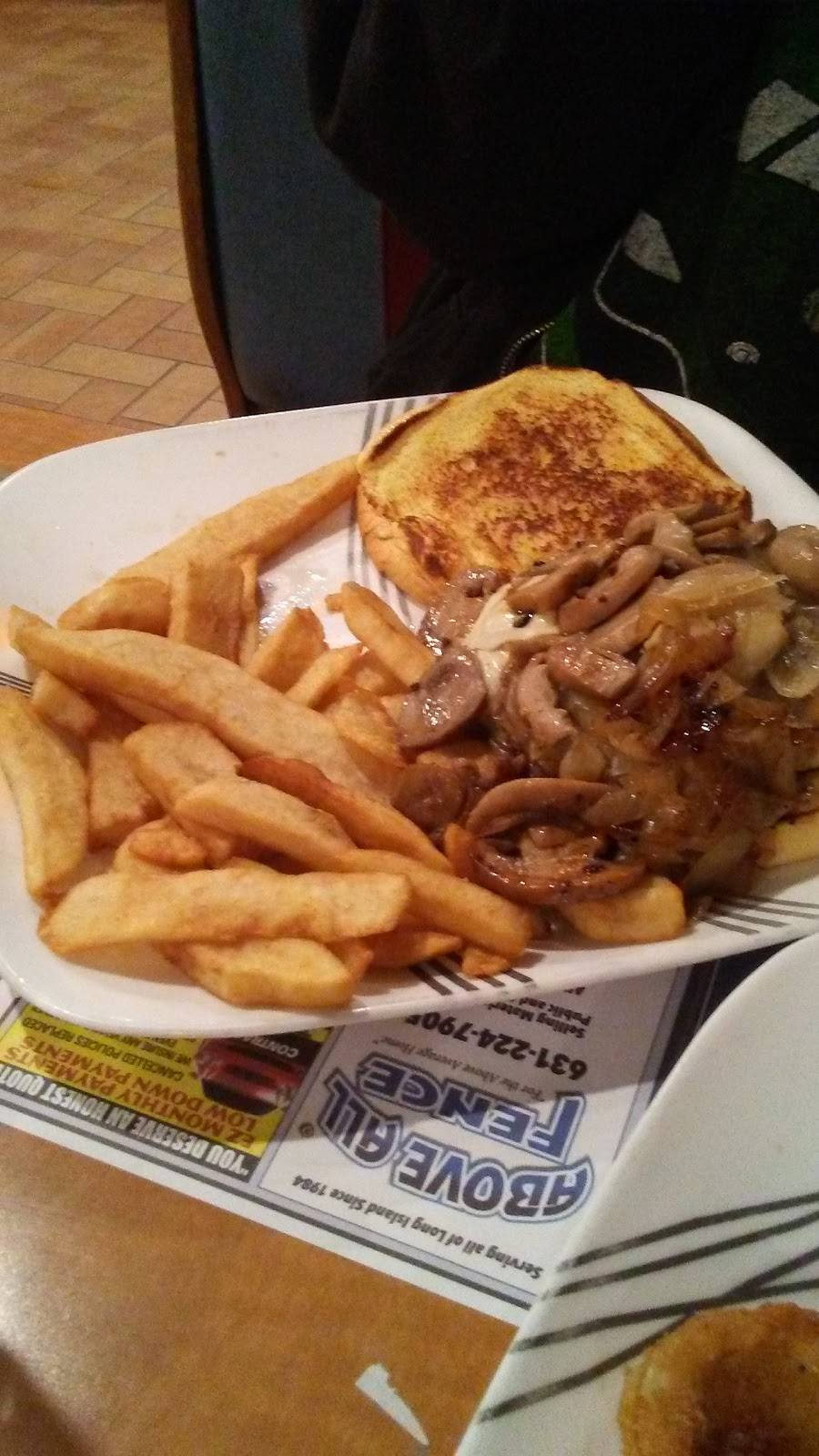 Royal Oak Diner | restaurant | 900 Station Rd, Bellport, NY 11713, USA | 6312865757 OR +1 631-286-5757