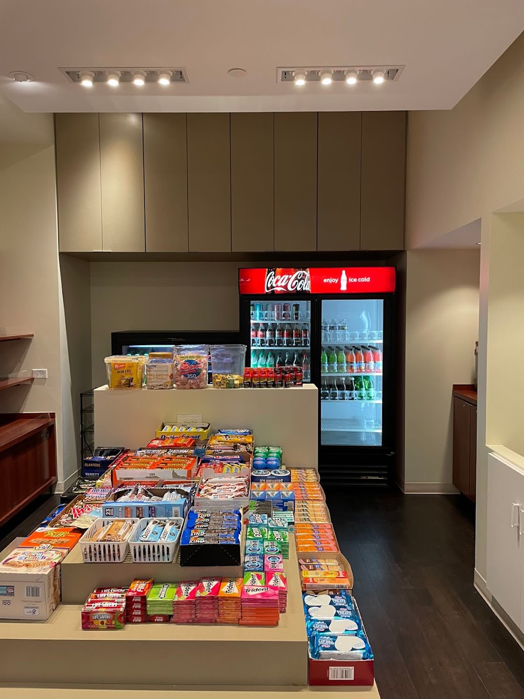 Evergreen Newsstand | restaurant | 3414 Peachtree Rd NE #117, Atlanta, GA 30326, USA | 4045002482 OR +1 404-500-2482