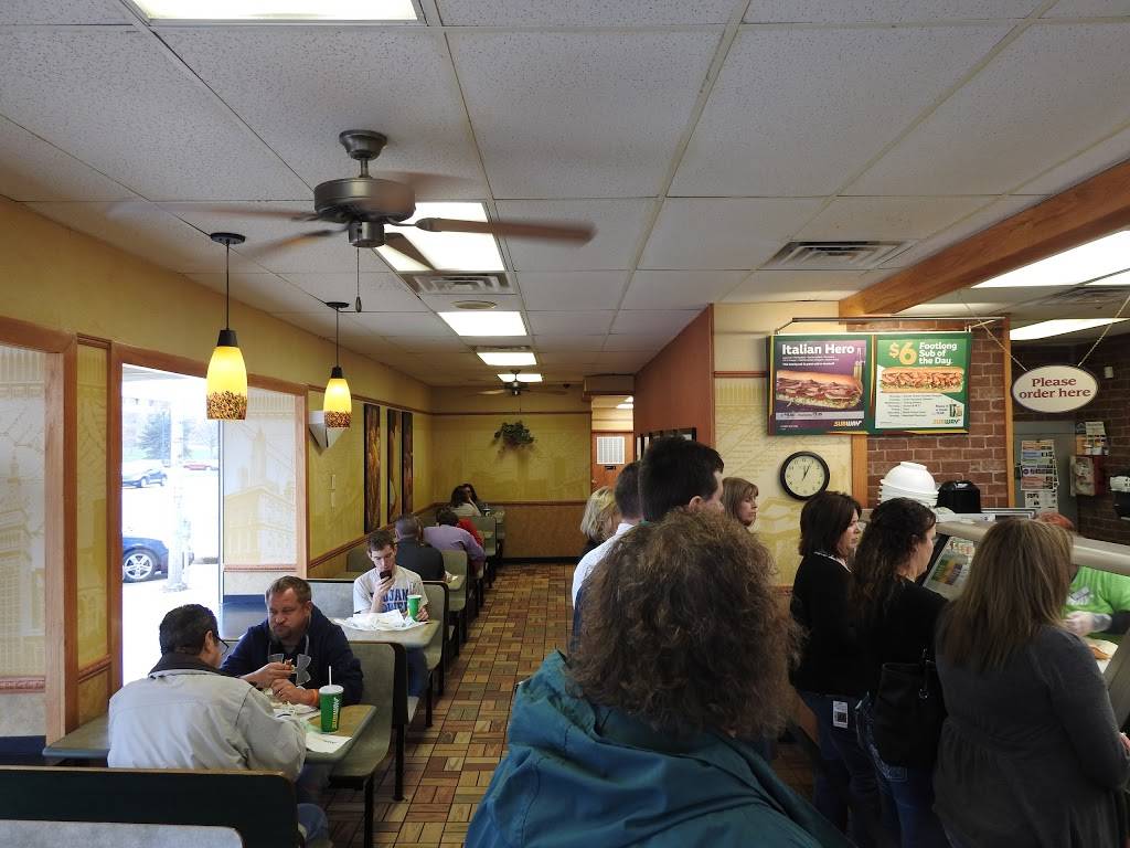 Subway | meal takeaway | 935 S Kansas Ave, Topeka, KS 66612, USA | 7853548782 OR +1 785-354-8782