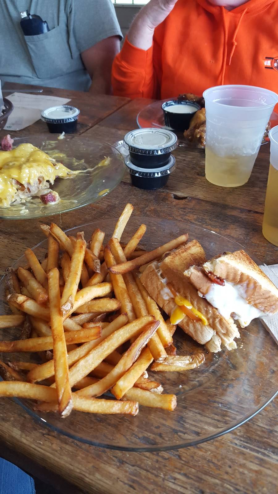 Howies On the Lake | restaurant | 4856 Coleman Dr, Akron, OH 44319, USA | 3306448343 OR +1 330-644-8343