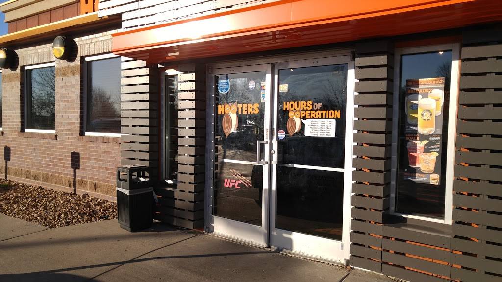 Hooters | meal takeaway | 19850 E Valley View Pkwy, Independence, MO 64055, USA | 8164788832 OR +1 816-478-8832