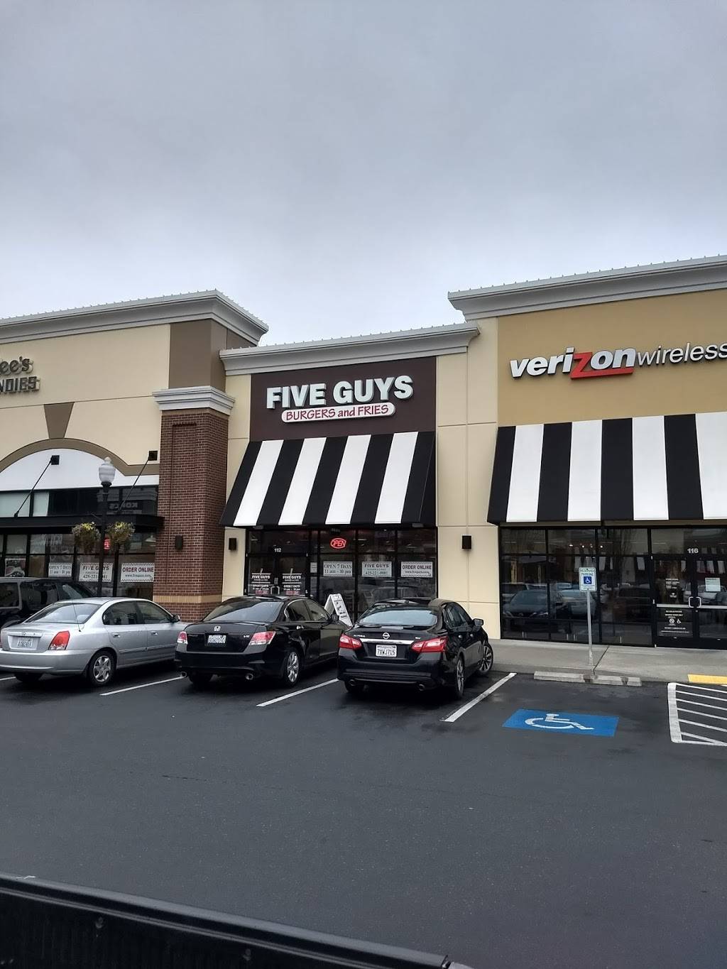 Five Guys | meal takeaway | 17100 Southcenter Pkwy, Tukwila, WA 98188, USA | 4252210081 OR +1 425-221-0081