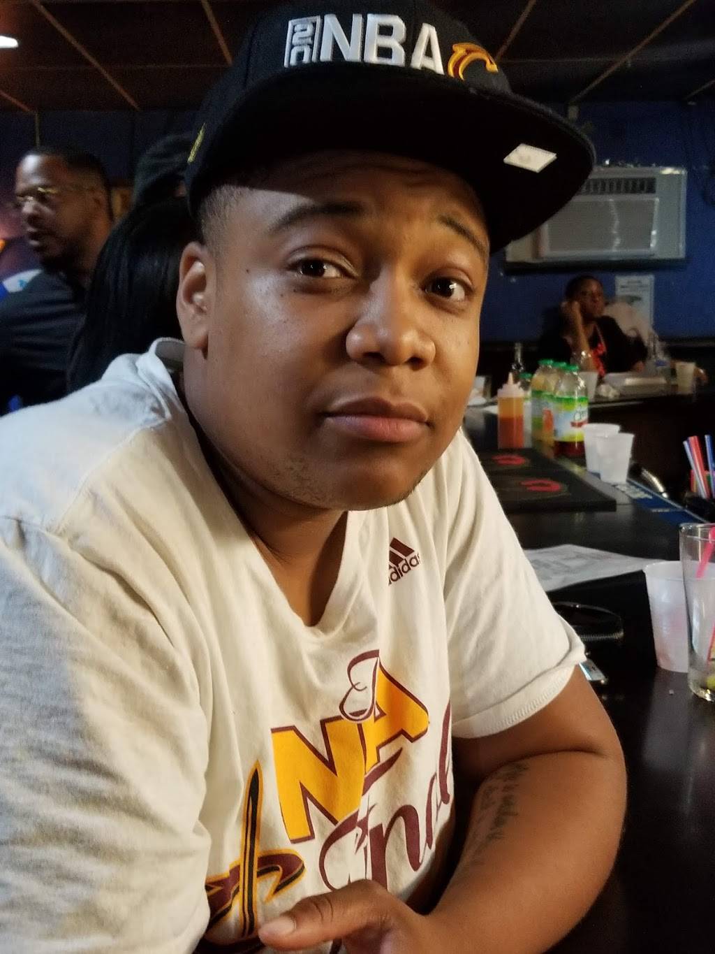 Wolfs Den | restaurant | 8214 Cedar Ave, Cleveland, OH 44103, USA | 2163916414 OR +1 216-391-6414