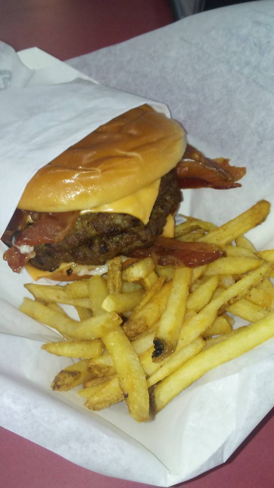 Hardees | restaurant | 402 S Tamiami Trail, Ruskin, FL 33570, USA | 8136457940 OR +1 813-645-7940