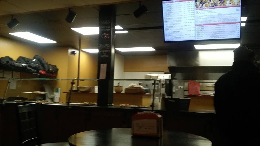 Hot Tomatoes Pizza | restaurant | 542 Tyler St, Pittsfield, MA 01201, USA | 4134436500 OR +1 413-443-6500