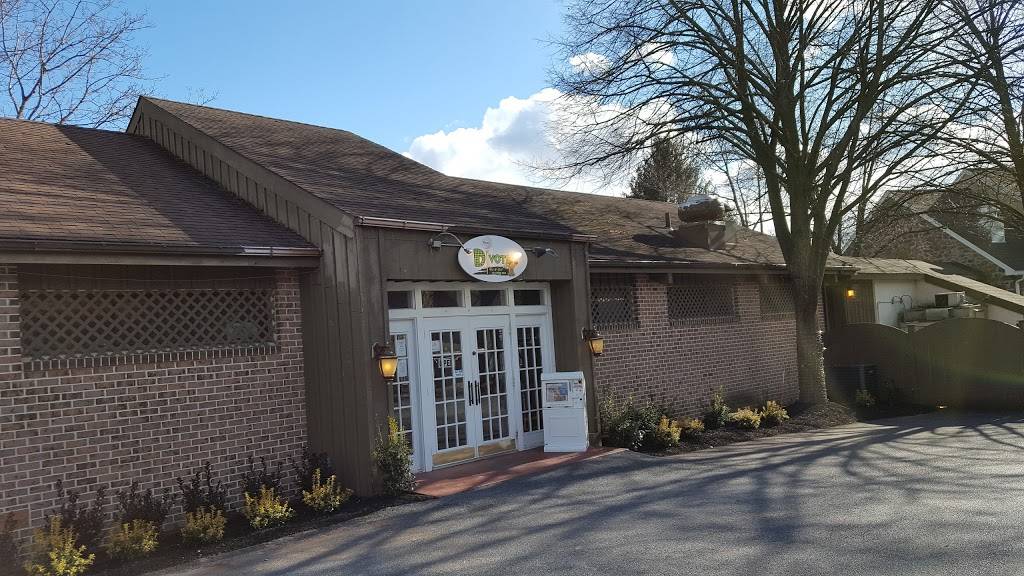 Divots Bar & Grill | restaurant | 12 Village Center Dr, Reading, PA 19607, USA | 6107756575 OR +1 610-775-6575