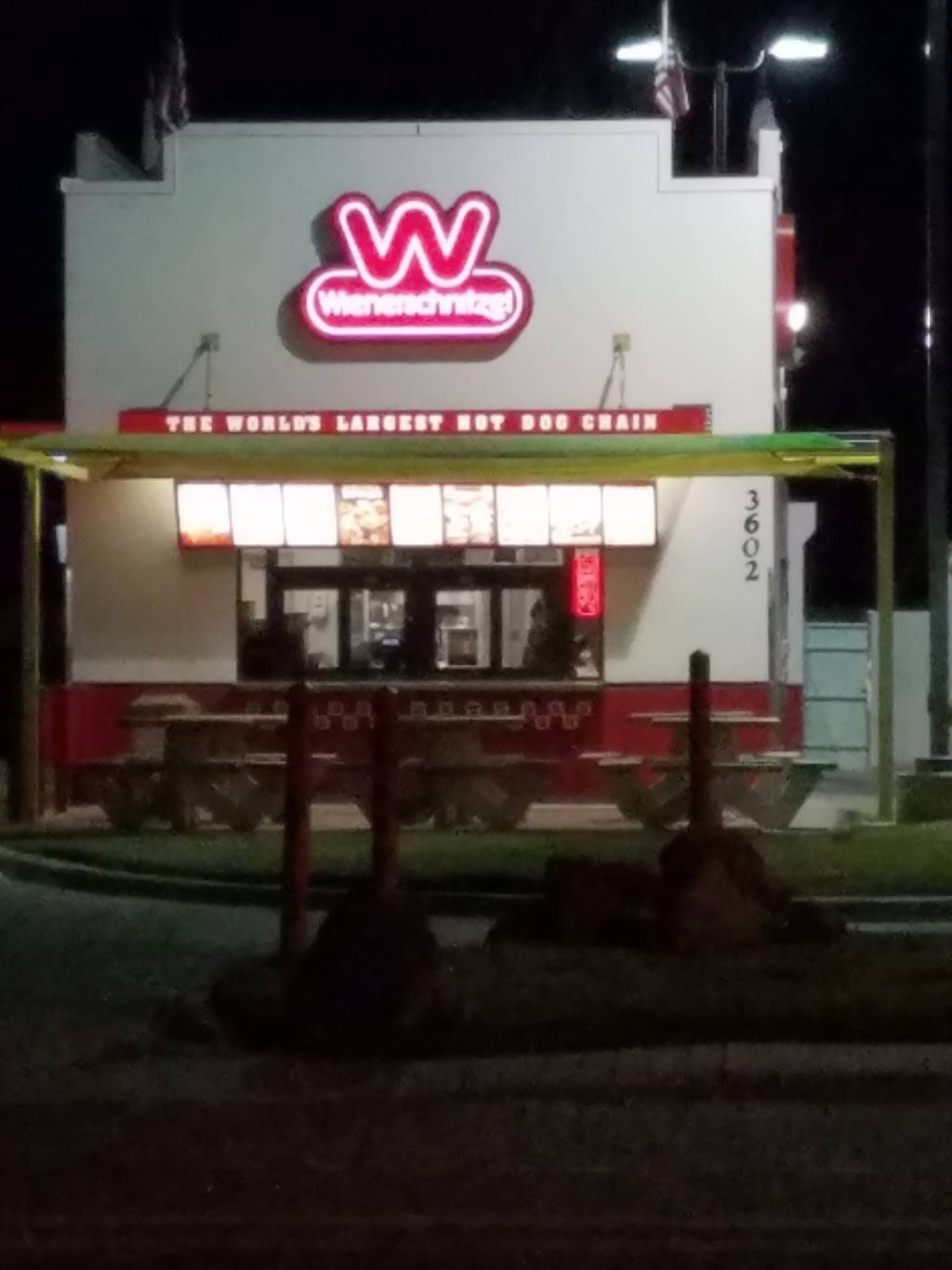 Wienerschnitzel | restaurant | 3602 John Stockbauer Dr, Victoria, TX 77907, USA | 3615783132 OR +1 361-578-3132