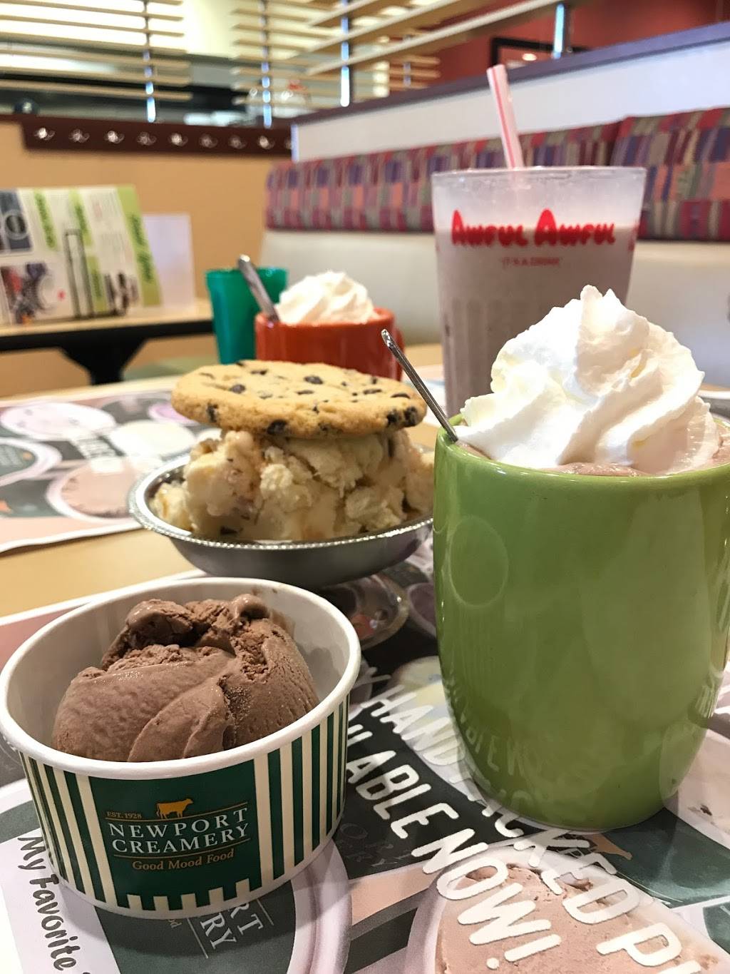 Newport Creamery | restaurant | 181 Bellevue Ave #4, Newport, RI 02840, USA | 4018466332 OR +1 401-846-6332