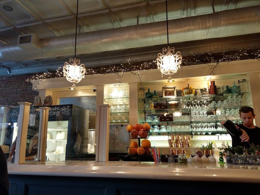 Shyndigz | restaurant | 1903 W Cary St, Richmond, VA 23220, USA | 8049383449 OR +1 804-938-3449