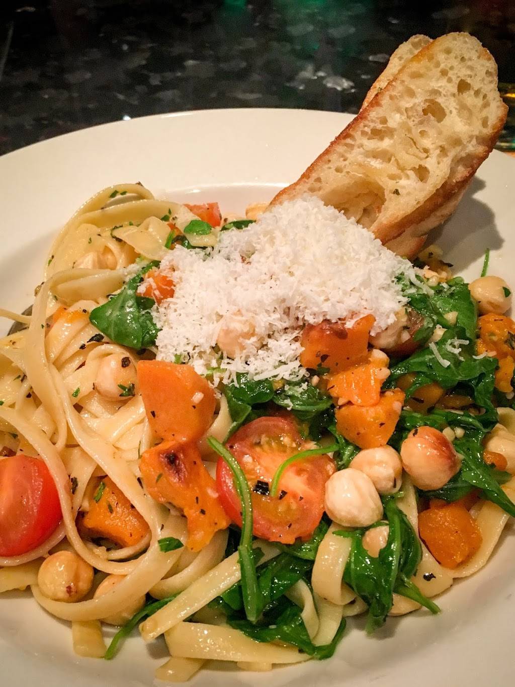 Erin Mills Pump & Patio | restaurant | 1900 Dundas St W, Mississauga, ON L5K 1P9, Canada | 9059167867 OR +1 905-916-7867