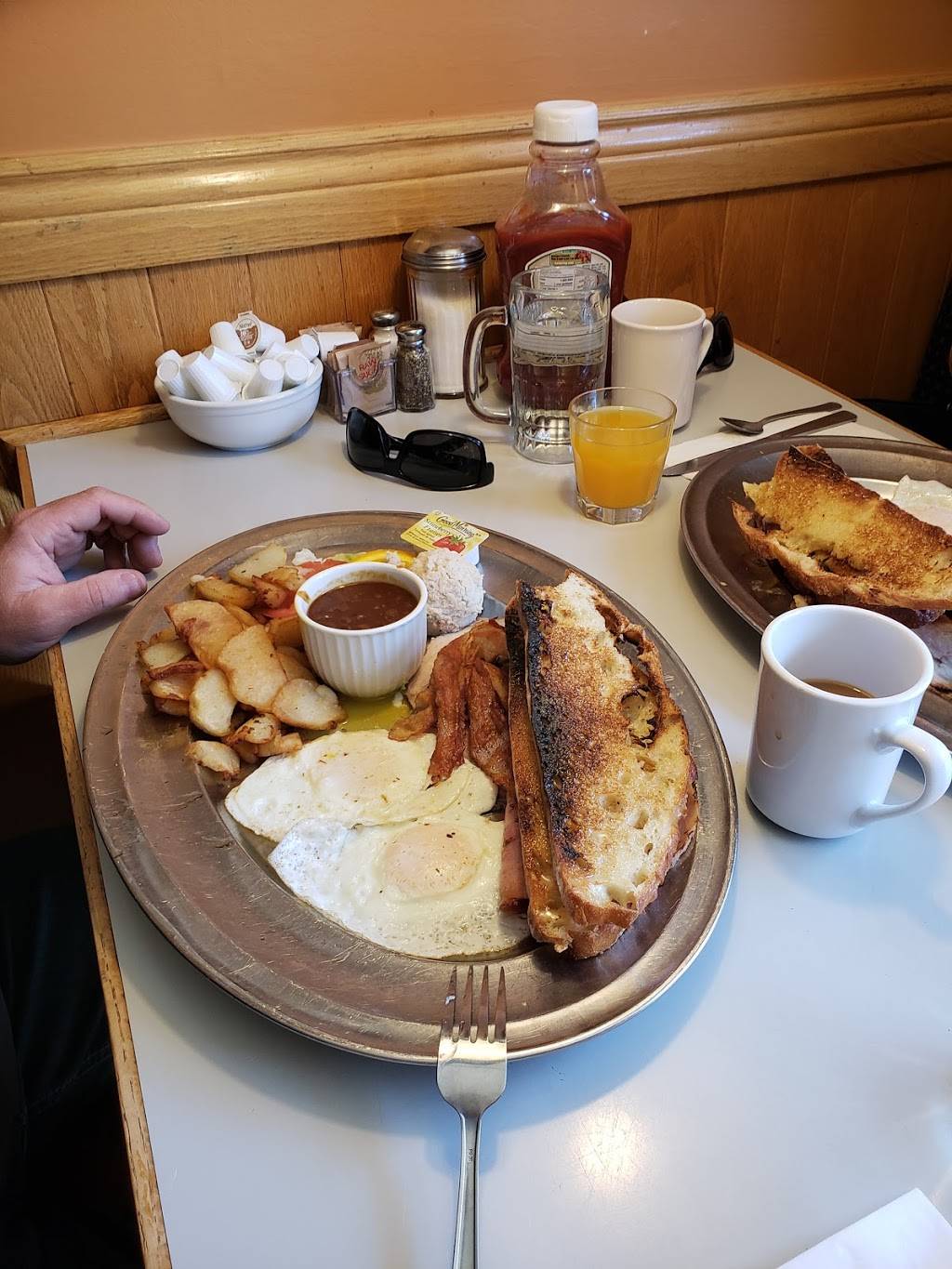 Restaurant des Monts | restaurant | 88 Rue Saint Vincent, Sainte-Agathe-des-Monts, QC J8C 2A7, Canada | 8193268830 OR +1 819-326-8830